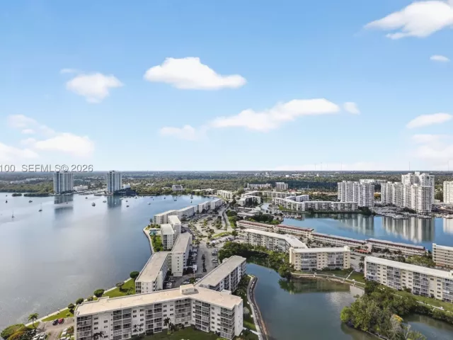 3-bedroom condo for sale in Aventura - 1000 Island Blvd PH9 - MondialRealty