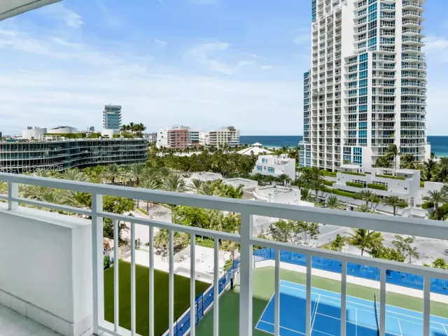 2-bedroom condo for rent in Miami Beach - 400 S Pointe Dr 906 - MondialRealty
