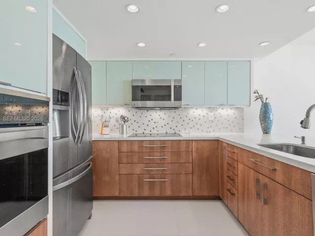2-bedroom condo for rent in Miami Beach - 400 S Pointe Dr 906 - MondialRealty