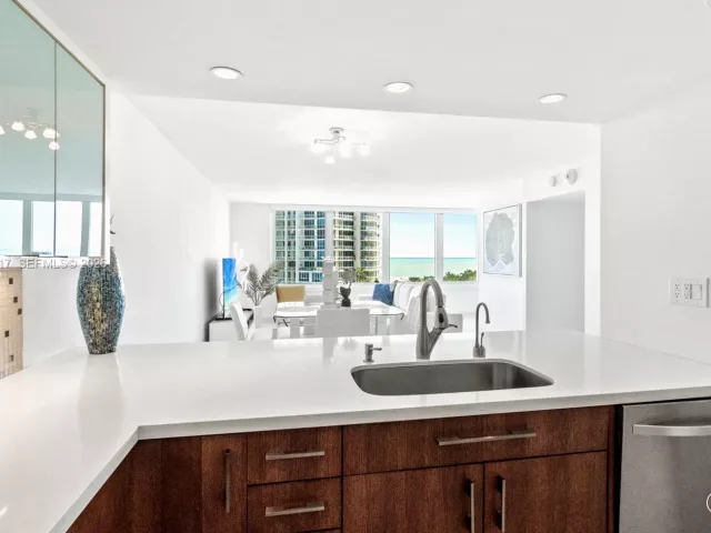 2-bedroom condo for rent in Miami Beach - 400 S Pointe Dr 906 - MondialRealty