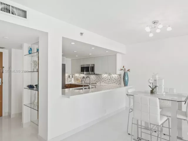 2-bedroom condo for rent in Miami Beach - 400 S Pointe Dr 906 - MondialRealty