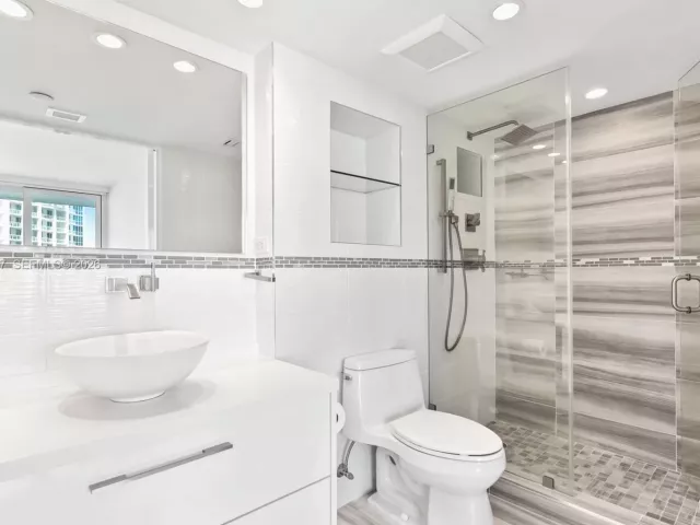 2-bedroom condo for rent in Miami Beach - 400 S Pointe Dr 906 - MondialRealty