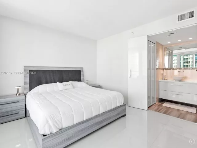 2-bedroom condo for rent in Miami Beach - 400 S Pointe Dr 906 - MondialRealty