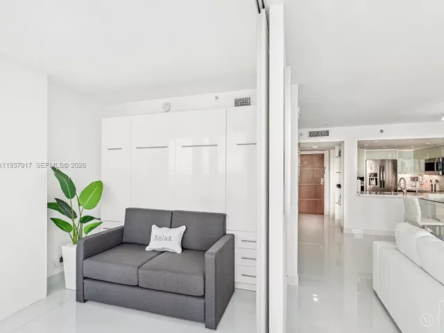 2-bedroom condo for rent in Miami Beach - 400 S Pointe Dr 906 - MondialRealty