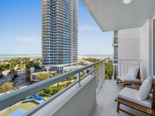 2-bedroom condo for rent in Miami Beach - 400 S Pointe Dr 906 - MondialRealty