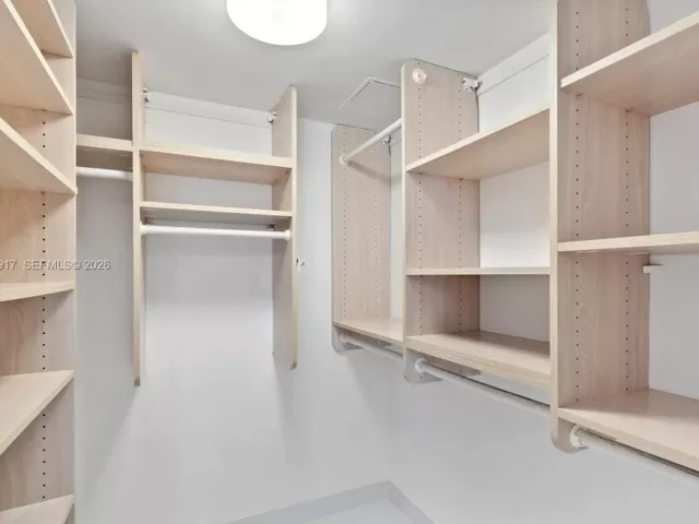 2-bedroom condo for rent in Miami Beach - 400 S Pointe Dr 906 - MondialRealty