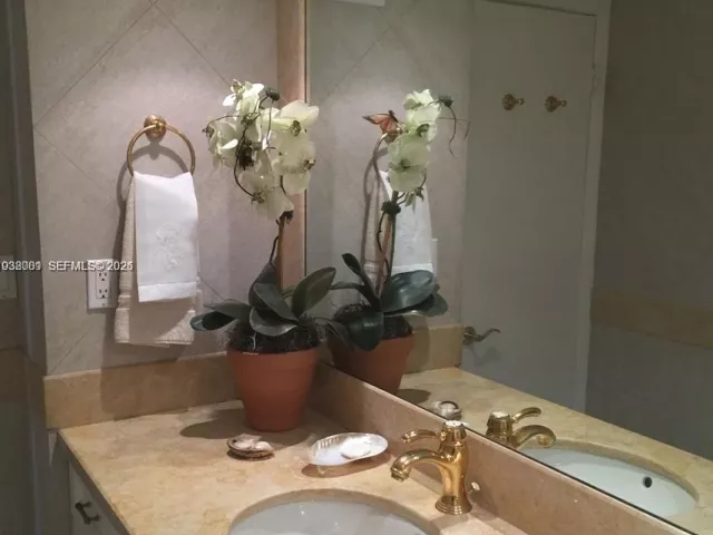 2-bedroom condo for rent in Key Biscayne - 1121 Crandon Blvd F1107 - MondialRealty