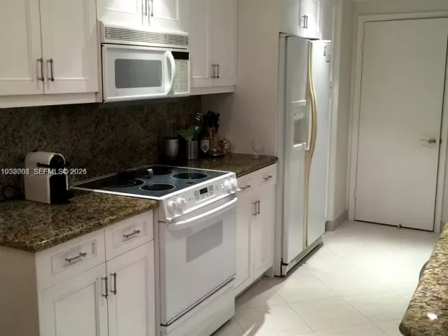 2-bedroom condo for rent in Key Biscayne - 1121 Crandon Blvd F1107 - MondialRealty