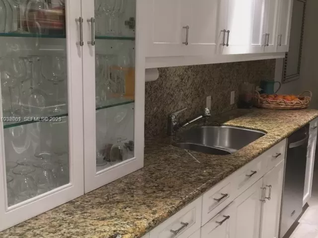 2-bedroom condo for rent in Key Biscayne - 1121 Crandon Blvd F1107 - MondialRealty