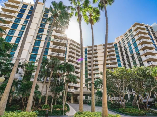 2-bedroom condo for rent in Key Biscayne - 1121 Crandon Blvd F1107 - MondialRealty