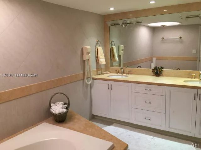 2-bedroom condo for rent in Key Biscayne - 1121 Crandon Blvd F1107 - MondialRealty