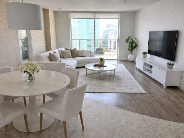 2-bedroom condo for rent in Miami Beach - 6039 Collins Ave 1434 - MondialRealty