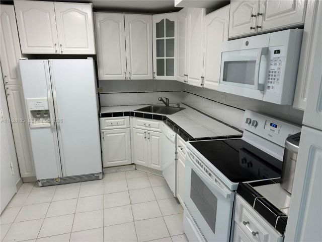 2-bedroom condo for rent in Miami Beach - 6039 Collins Ave 1434 - MondialRealty