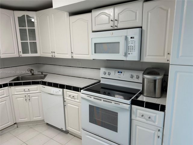 2-bedroom condo for rent in Miami Beach - 6039 Collins Ave 1434 - MondialRealty