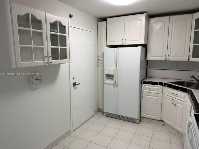 2-bedroom condo for rent in Miami Beach - 6039 Collins Ave 1434 - MondialRealty