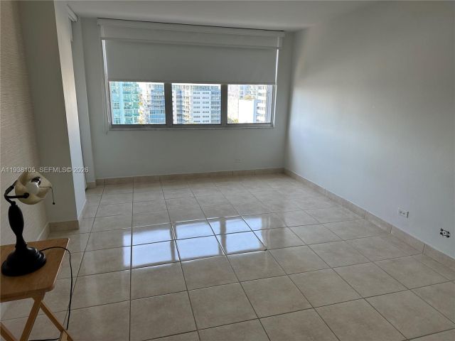 2-bedroom condo for rent in Miami Beach - 6039 Collins Ave 1434 - MondialRealty