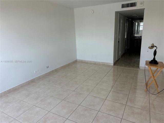 2-bedroom condo for rent in Miami Beach - 6039 Collins Ave 1434 - MondialRealty