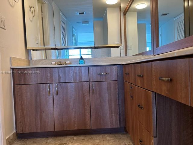 2-bedroom condo for rent in Miami Beach - 6039 Collins Ave 1434 - MondialRealty