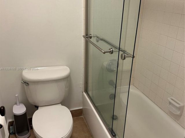 2-bedroom condo for rent in Miami Beach - 6039 Collins Ave 1434 - MondialRealty