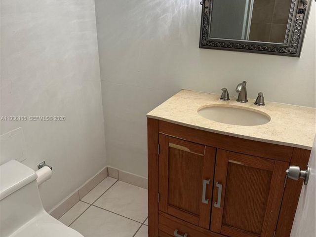 2-bedroom condo for rent in Miami Beach - 6039 Collins Ave 1434 - MondialRealty