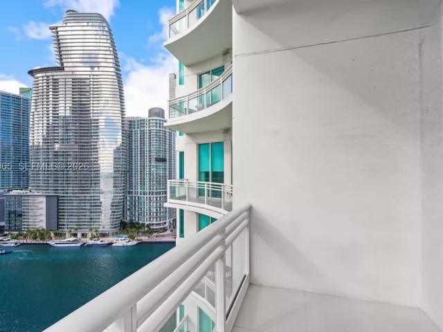 3-bedroom condo for sale in Miami - 900 Brickell Key Blvd 2004 - MondialRealty