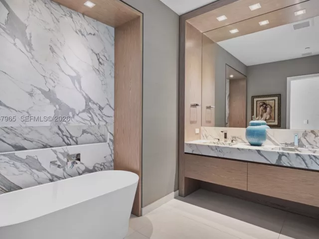 3-bedroom condo for sale in Miami - 900 Brickell Key Blvd 2004 - MondialRealty