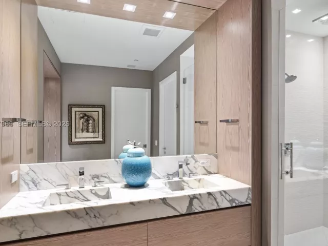 3-bedroom condo for sale in Miami - 900 Brickell Key Blvd 2004 - MondialRealty