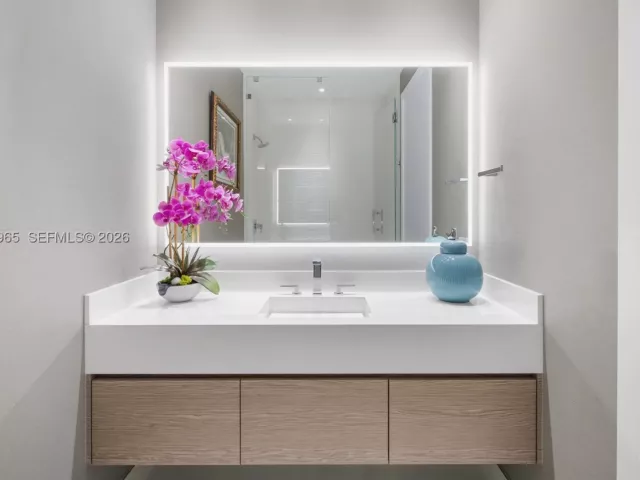 3-bedroom condo for sale in Miami - 900 Brickell Key Blvd 2004 - MondialRealty