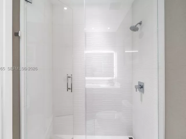 3-bedroom condo for sale in Miami - 900 Brickell Key Blvd 2004 - MondialRealty
