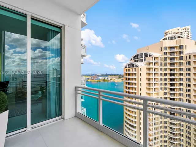 3-bedroom condo for sale in Miami - 900 Brickell Key Blvd 2004 - MondialRealty