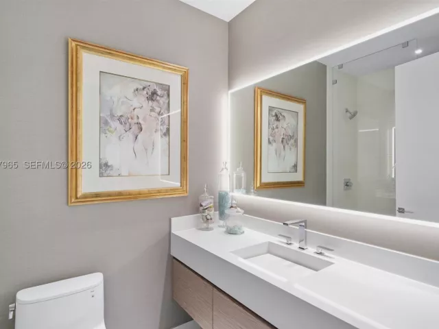 3-bedroom condo for sale in Miami - 900 Brickell Key Blvd 2004 - MondialRealty