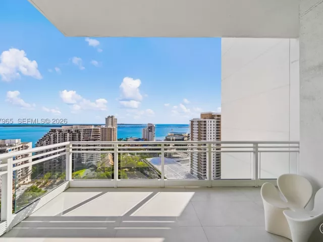 3-bedroom condo for sale in Miami - 900 Brickell Key Blvd 2004 - MondialRealty