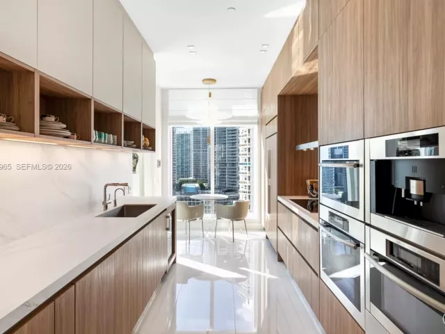 4-bedroom condo for sale in Miami - 900 Brickell Key Blvd 2004 - MondialRealty