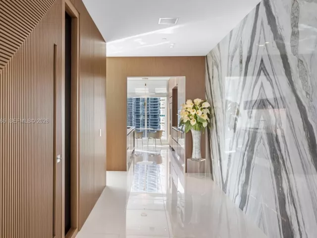 4-bedroom condo for sale in Miami - 900 Brickell Key Blvd 2004 - MondialRealty