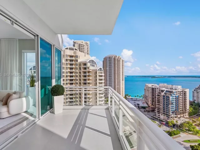 4-bedroom condo for sale in Miami - 900 Brickell Key Blvd 2004 - MondialRealty