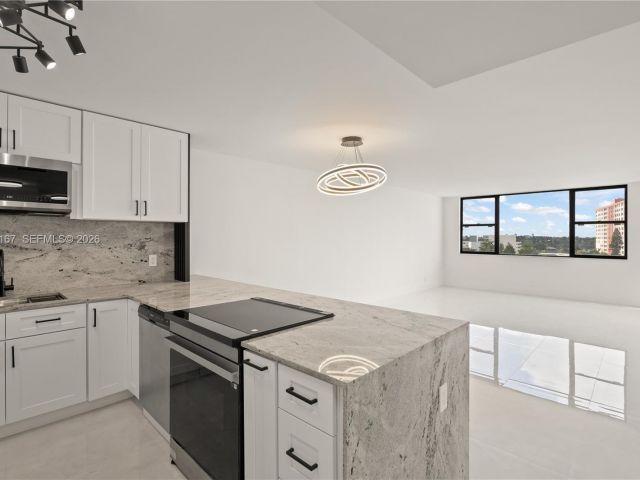 1-bedroom condo for rent in Hallandale Beach - 3180 S Ocean Dr 717 - MondialRealty