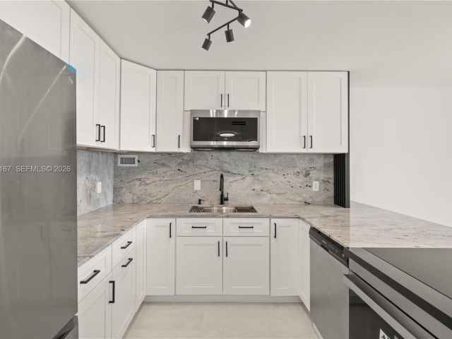 1-bedroom condo for rent in Hallandale Beach - 3180 S Ocean Dr 717 - MondialRealty