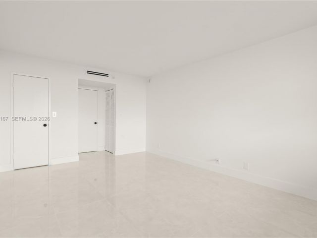 1-bedroom condo for rent in Hallandale Beach - 3180 S Ocean Dr 717 - MondialRealty