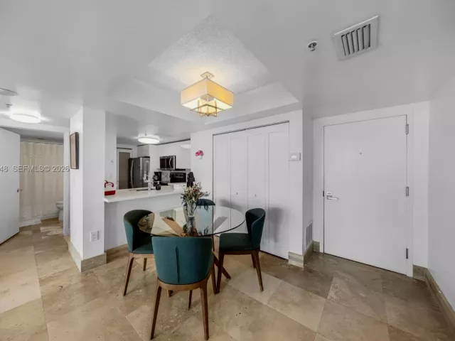 1-bedroom condo for sale in Miami Beach - 650 West Ave 3006 - MondialRealty