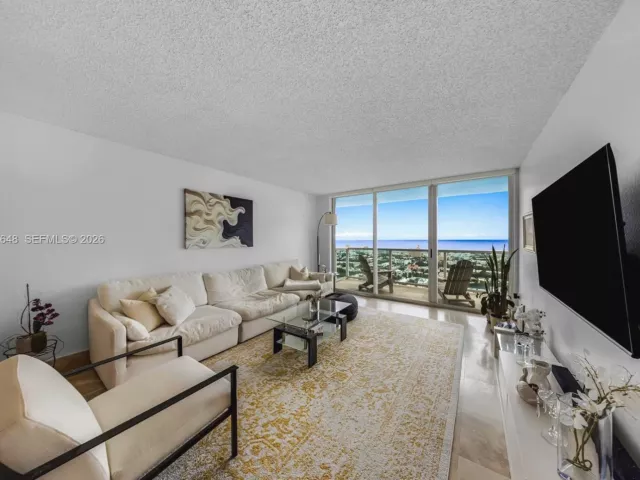 1-bedroom condo for sale in Miami Beach - 650 West Ave 3006 - MondialRealty