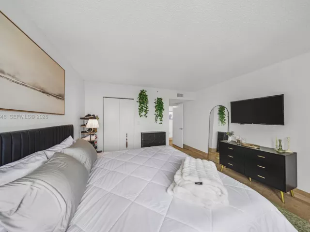 1-bedroom condo for sale in Miami Beach - 650 West Ave 3006 - MondialRealty