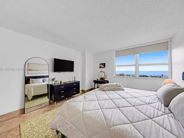 1-bedroom condo for sale in Miami Beach - 650 West Ave 3006 - MondialRealty