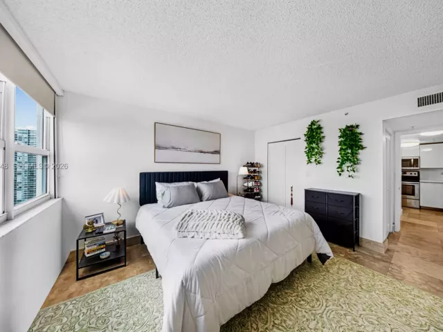 1-bedroom condo for sale in Miami Beach - 650 West Ave 3006 - MondialRealty