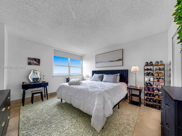 1-bedroom condo for sale in Miami Beach - 650 West Ave 3006 - MondialRealty