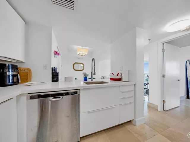 1-bedroom condo for sale in Miami Beach - 650 West Ave 3006 - MondialRealty