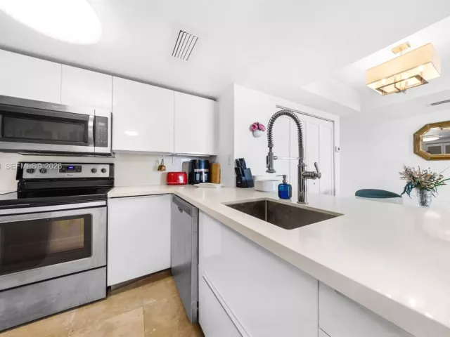 1-bedroom condo for sale in Miami Beach - 650 West Ave 3006 - MondialRealty