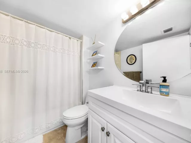 1-bedroom condo for sale in Miami Beach - 650 West Ave 3006 - MondialRealty