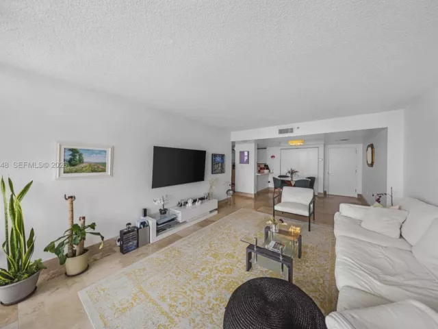 1-bedroom condo for sale in Miami Beach - 650 West Ave 3006 - MondialRealty