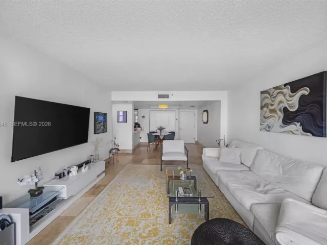 1-bedroom condo for sale in Miami Beach - 650 West Ave 3006 - MondialRealty
