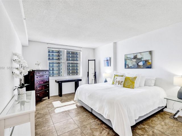 Apartment for rent  Unit #914 (available) - photo 7477631